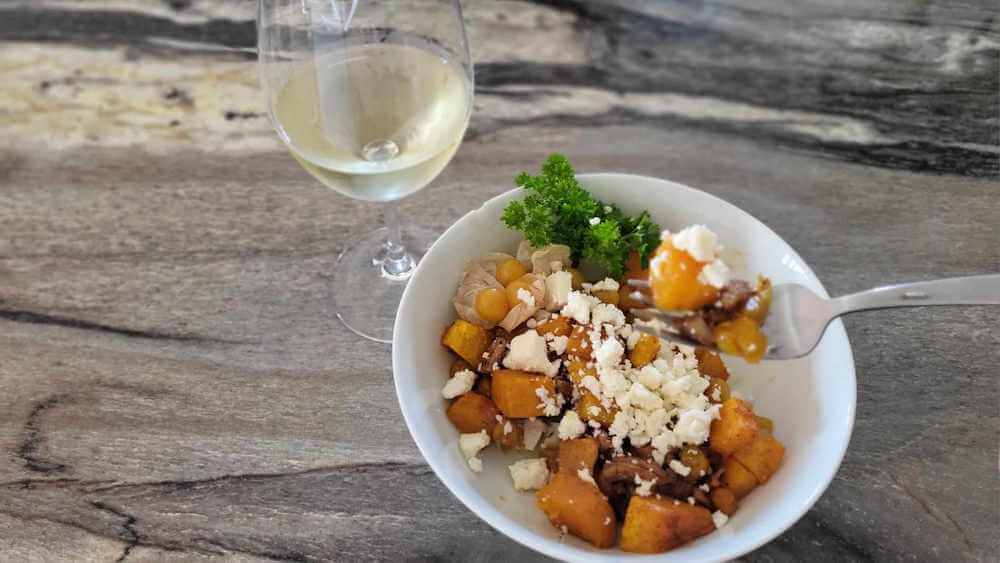 Salade tiède de courge butternut rôtie et cerises de terre